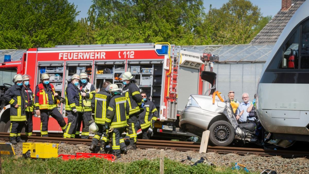 In Hamminkeln am Niederrhein kam es zu einem t&ouml;dlichen Unfall, als ein Auto von einem Zug erfasst wurde. Drei Menschen starben. (Foto)