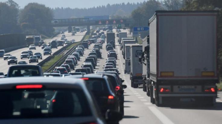 In manchen Bundesländern enden, in anderen beginnen am kommenden Wochenende die Herbstferien. Die Staugefahr ist daher auf mehreren Autobahnen im Bundesgebiet hoch.
