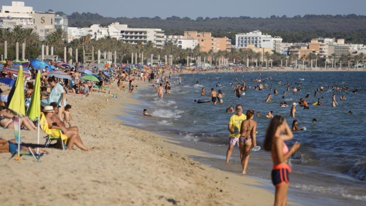 Trotz Corona tummeln sich zahlreiche Touristen am Strand: Wird Mallorca schon bald zum Risikogebiet erklärt?
