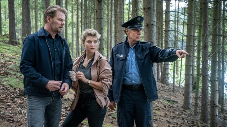 Kai Scheve (l.) als Kommissar Robert Winkler mit Lara Mandoki (M.) als Karina Szabo und Thomas Bading (r.) in einer Szene aus