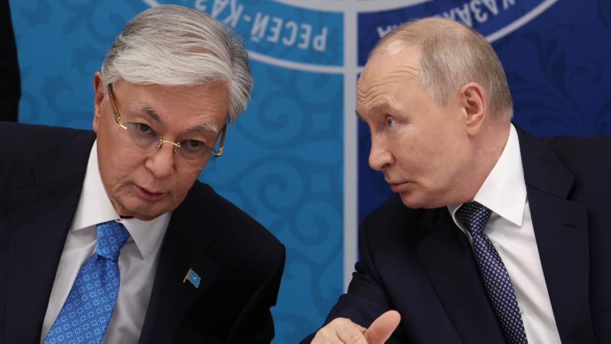 Wladimir Putin (r), spricht mit dem kasachischen Pr&auml;sidenten Kassym-Schomart Tokajew. (Foto)