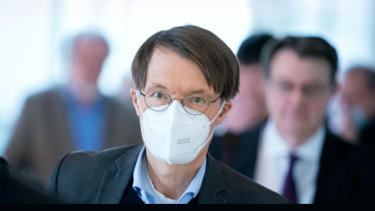 Karl Lauterbach mahnt zum Maskentragen und kassiert dafür Kritik.