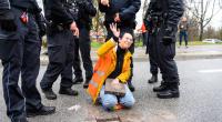 Eine Klimaaktivistin der Letzten Generation bei einem Protest in Berlin.