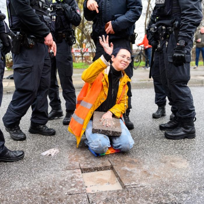 Große Folter-Debatte auf Twitter! Polizist droht Letzter Generation mit Gewalt
