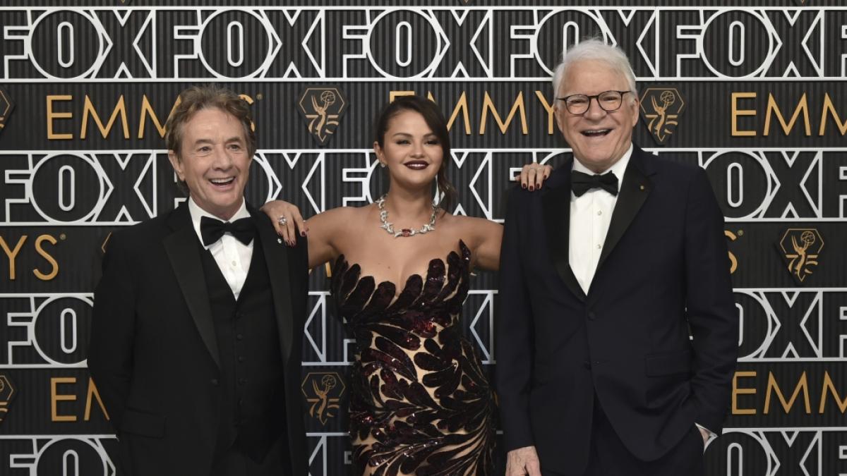 Martin Short, Selena Gomez und Steven Martin bei der Verleihung der 75. Primetime Emmy Awards im Peacock Theater in Los Angeles. (Foto)