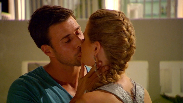 Trotz heißer Lippenspielchen bekam Anni leider keine Rose vom Bachelor.