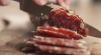 Rewe ruft aktuell italienische Salami zurück.