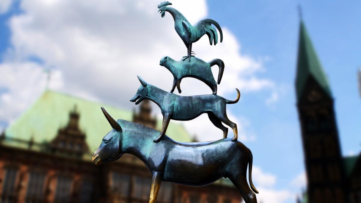 Eine Statue der Bremer Stadtmusikanten vor dem Rathaus. Aktuelle News aus und &uuml;ber Bremen hier auf news.de. (Foto)