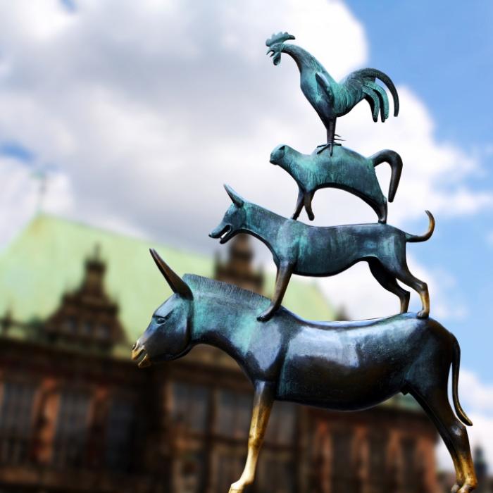 Eine Statue der Bremer Stadtmusikanten vor dem Rathaus. Aktuelle News aus und über Bremen hier auf news.de.