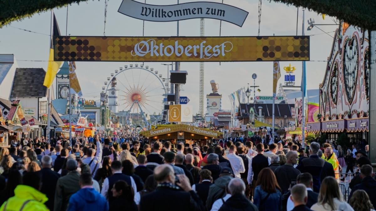 Nach der stundenlangen Sperrung der Wiesn wegen einer Bombendrohung bringt der Gastgewerbeverband Dehoga eine Verl&auml;ngerung des Oktoberfestes ins Spiel. (Foto)