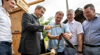 Für solche PR-Auftritte wie hier beim 19. Hallersteiner Handwerkermarkt gibt Bayerns Ministerpräsident Markus Söder (2.v.l.) viel Geld aus.