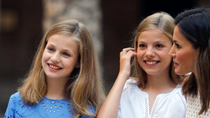 Spaniens Königin Letizia (r) und die Töchter, Prinzessin Leonor (l) und Prinzessin Sofia (M)