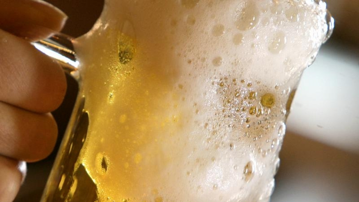 Zwei Stunden lang an einem Glas Bier schl&uuml;rfen? Nicht mit mir. (Foto)