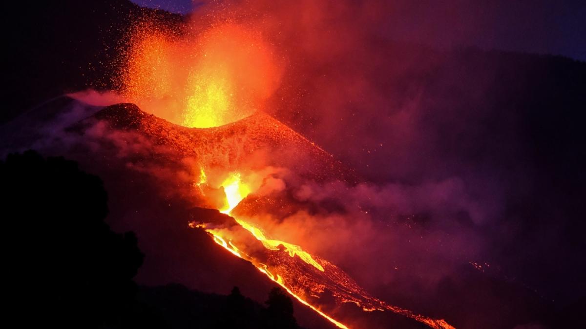 Der Cumbre Vieja auf La Palma spuckt noch immer Feuer. (Foto)