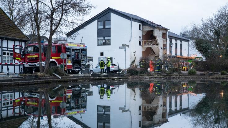 Nach einer Gasexplosion in Leien (NRW) ist ein Feuerwehrmann gestorben.