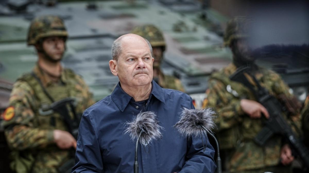 Bundeskanzler Olaf Scholz (SPD) gibt beim Besuch der Nato-&Uuml;bung Quadriga 24 ein Pressestatement. (Foto)