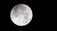 Der Vollmond taucht in den Schatten der Erde ein.