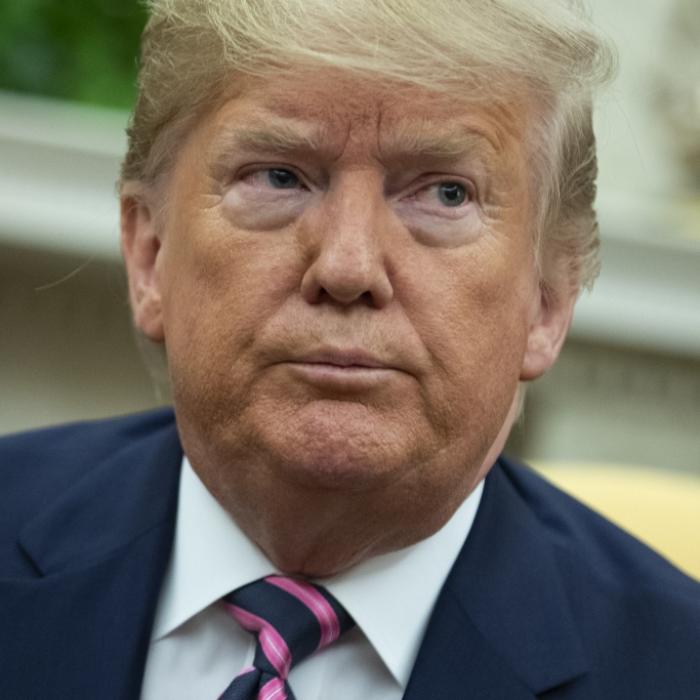 Trumps Pressesprecherin macht mit einem Waffenfoto Schlagzeilen. Der US-Präsident ist abermals in Erklärungsnot.