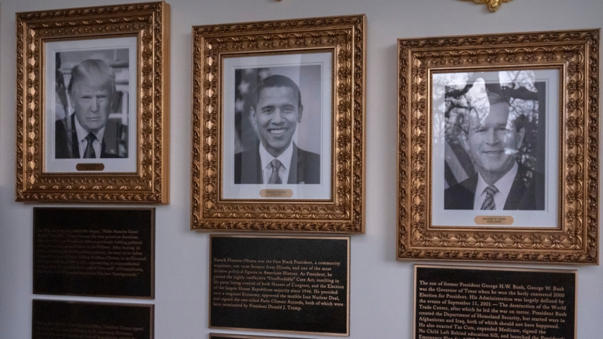Portr&auml;ts von Pr&auml;sident Donald Trump und den ehemaligen Pr&auml;sidenten Barack Obama und George W. Bush mit Texttafeln darunter sind auf dem Presidential Walk of Fame an der S&auml;ulenhalle des Wei&szlig;en Hauses zu sehen. (Foto)