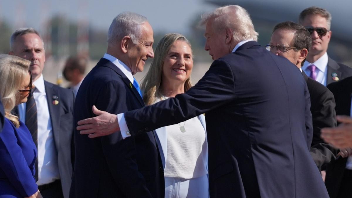 US-Pr&auml;sident Donald Trump begr&uuml;&szlig;t Israels Ministerpr&auml;sidenten Benjamin Netanjahu bei seiner Ankunft am internationalen Flughafen Ben Gurion in der N&auml;he von Tel Aviv. (Foto)