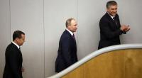 Wjatscheslaw Wolodin, Vorsitzender der Staatsduma, kommt mit Dmitri Medwedew (li.) und Wladimir Putin zu einer Sitzung des Unterhauses des russischen Parlaments.
