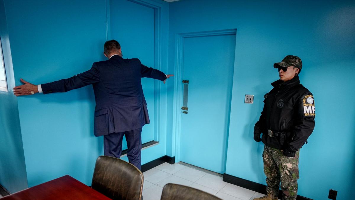 Merz steht in der Baracke T2 auf der nordkoreanischen Seite hinter dem Konferenztisch in der demilitarisierten Zone an der Grenze zu Nordkorea. (Foto)