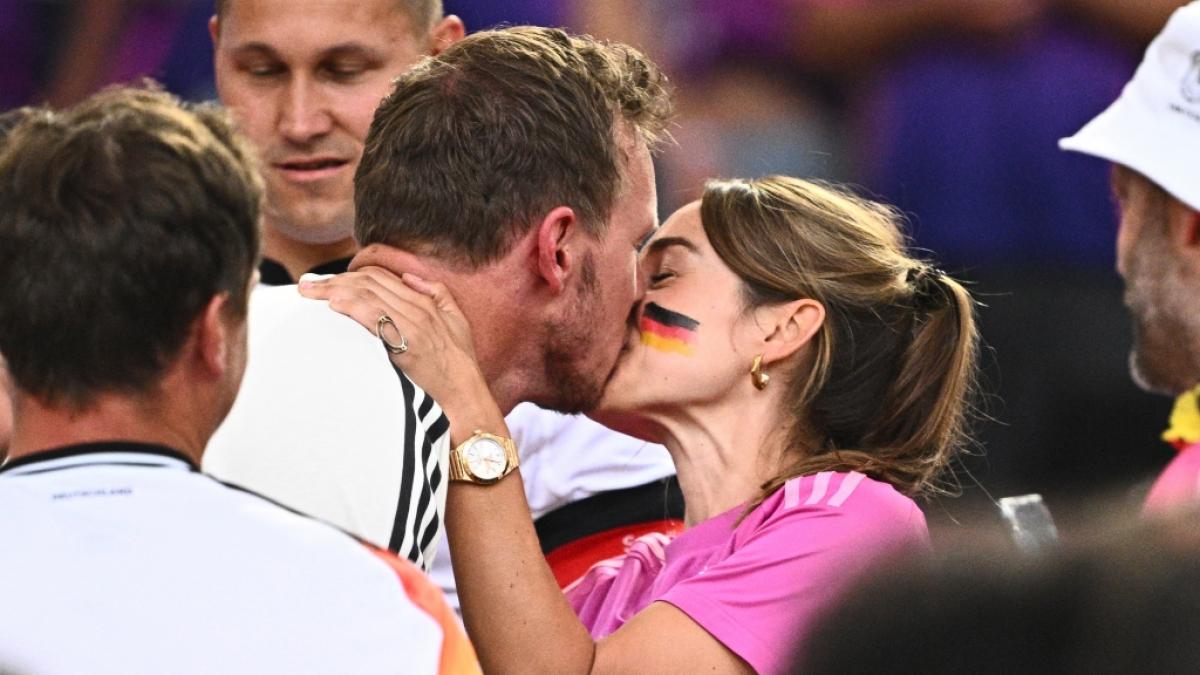 F&uuml;r Julian Nagelsmann gab es nach dem Spiel erstmal ein Siegerk&uuml;sschen von Freundin Lena. (Foto)
