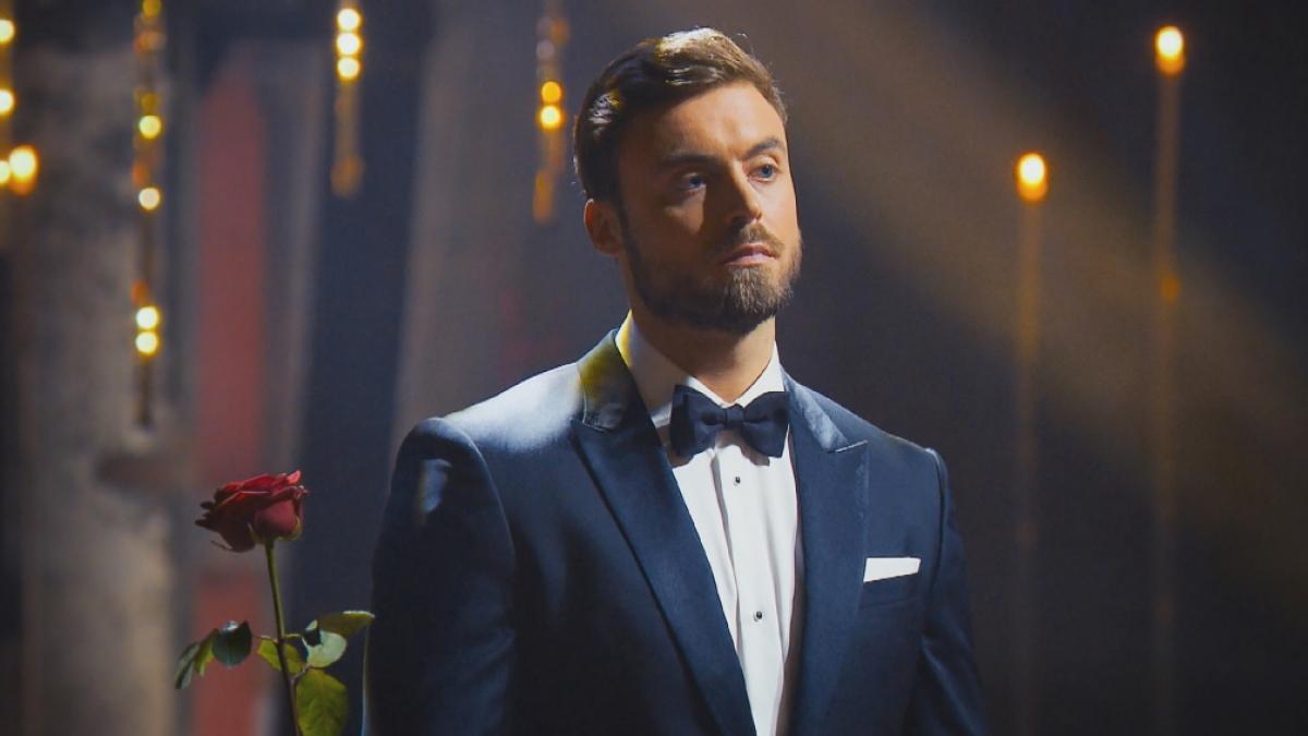Bachelor Niko Griesert verteilt seine letzte Rose. (Foto)