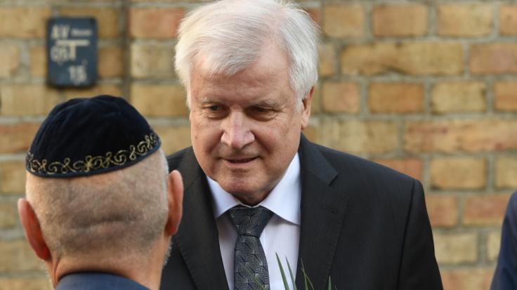 Nach dem Anschlag auf die Synagoge in Halle/Saale legt Innenminister Seehofer Blumen nieder.