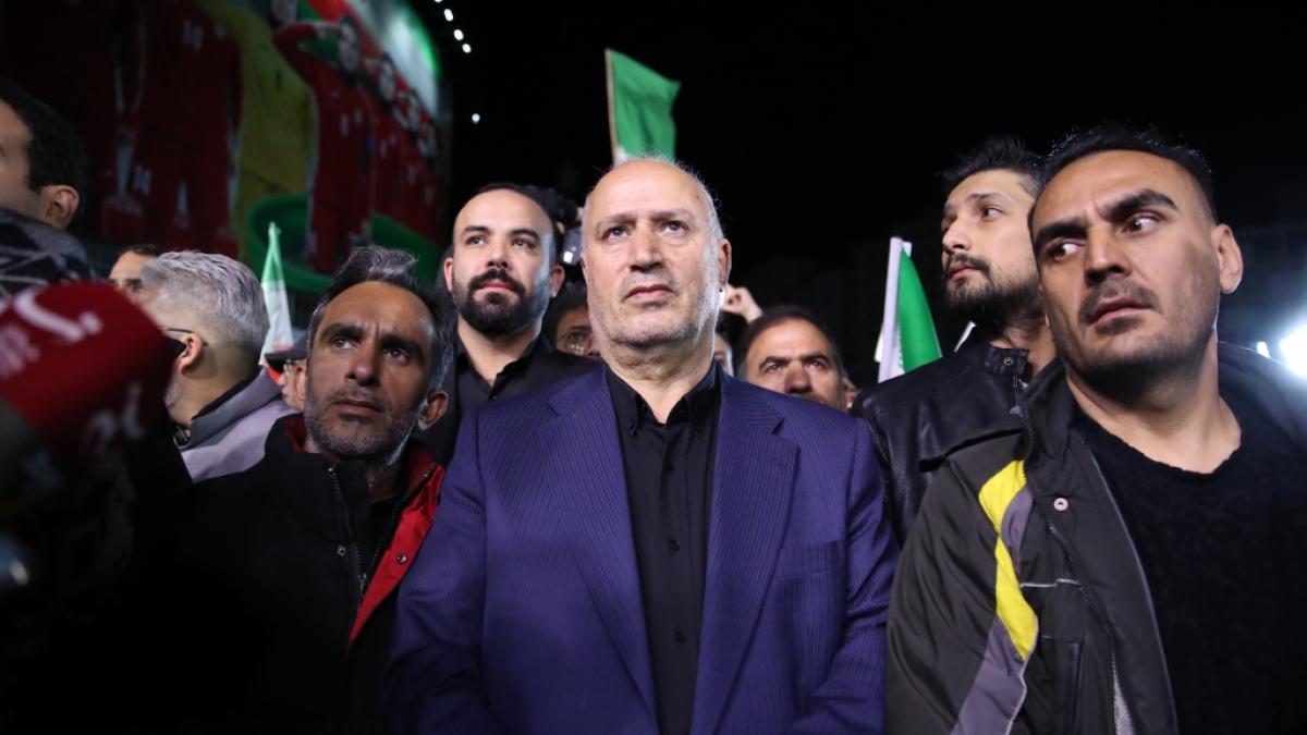 Vor dem FIFA-Kongress in Vancouver soll Irans Fu&szlig;ballpr&auml;sident Mehdi Tadsch (Mitte) an der Einreise nach Kanada gehindert worden sein. (Foto)