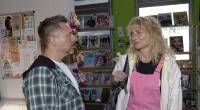 Michi ist überrascht, als plötzlich Maren vor ihm steht.
