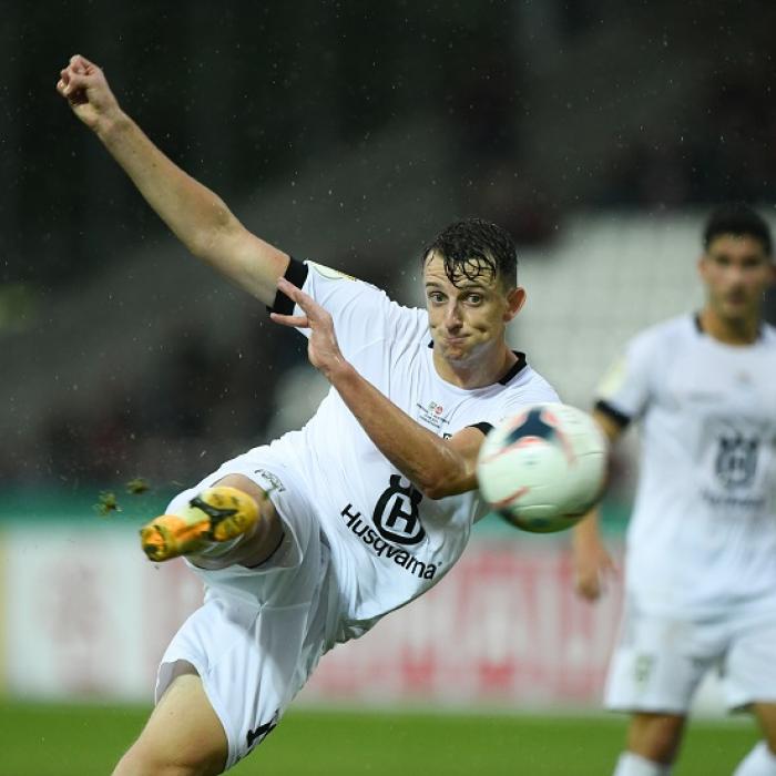 Lennart Stoll vom SSV Ulm 1846 Fußball beim Schuss