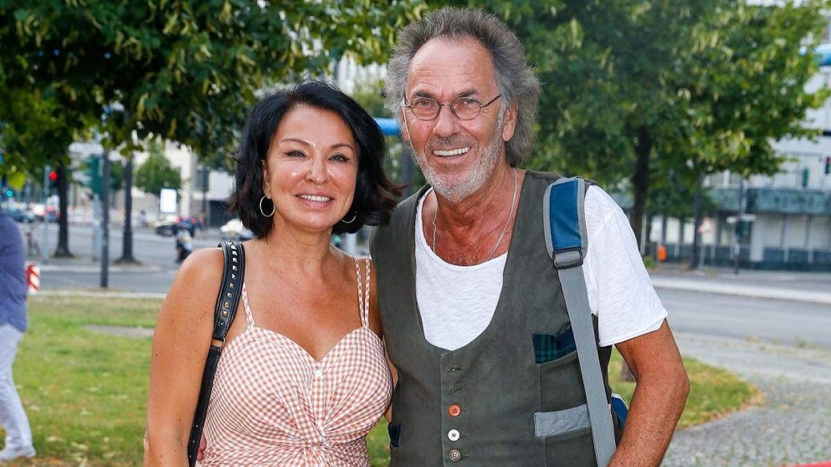 Hugo Egon Balder und seine f&uuml;nfte Ehefrau Elena stehen beim Schillertheater am Kurf&uuml;rstendamm. (Foto)