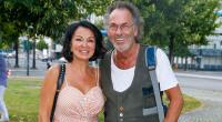 Hugo Egon Balder und seine fünfte Ehefrau Elena stehen beim Schillertheater am Kurfürstendamm.