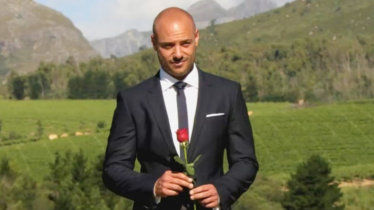 Bachelor Christian Tews verteilt seine letzte Rose.