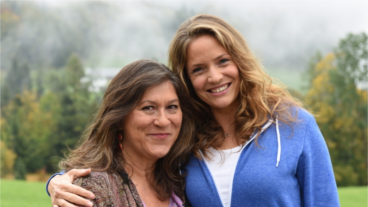 Lena Lorenz (Patricia Aulitzky, r.) lebt inzwischen bei ihrer Mutter Eva (Eva Mattes) auf dem Bauernhof, wo sie sich eine eigene Hebammenpraxis einrichtet. (Foto)
