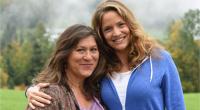 Lena Lorenz (Patricia Aulitzky, r.) lebt inzwischen bei ihrer Mutter Eva (Eva Mattes) auf dem Bauernhof, wo sie sich eine eigene Hebammenpraxis einrichtet.