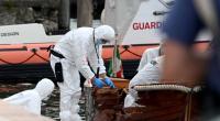 Italienische Forensiker begutachten den Schaden an einem Boot.