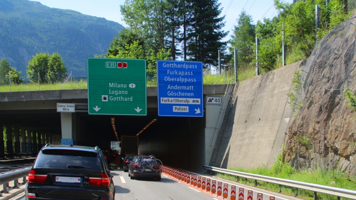 Der Gotthard-Stra&szlig;entunnel in der Schweiz musste bis auf Weiteres f&uuml;r den Verkehr gesperrt werden. (Foto)