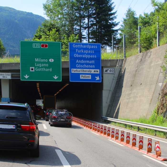 Betonteile krachten auf die Straße! Riss in Decke sorgt für Mega-Staus