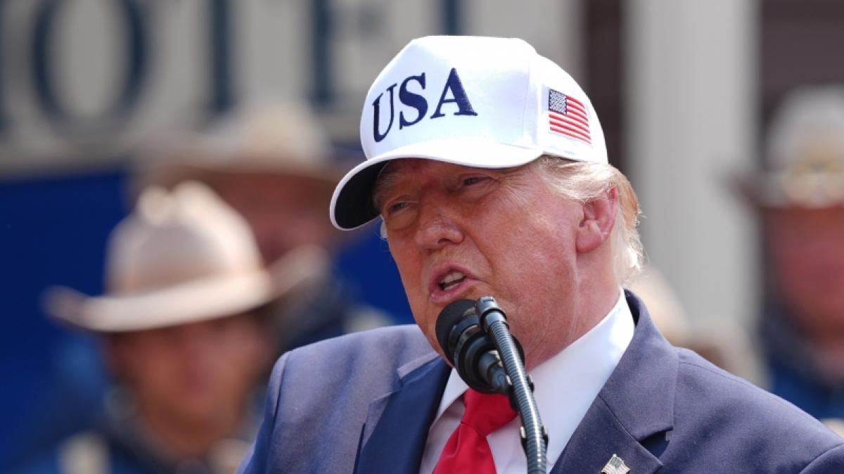 Vor dem WM-Spiel der USA kam es zu Protesten gegen Donald Trump. (Foto)