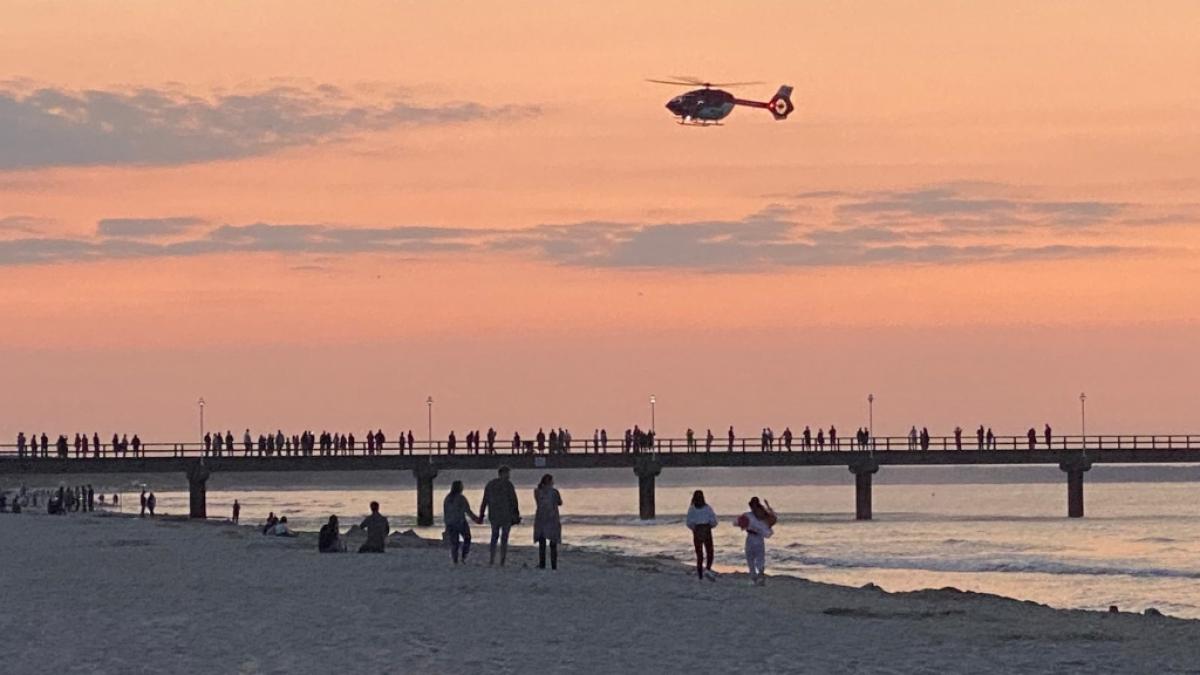Ein zwei Jahre alter Junge ist auf der Seebr&uuml;cke Br&uuml;cke Zinnowitz auf Usedom bei einem Fotoversuch der Mutter ins Wasser gest&uuml;rzt. (Foto)