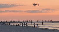 Ein zwei Jahre alter Junge ist auf der Seebrücke Brücke Zinnowitz auf Usedom bei einem Fotoversuch der Mutter ins Wasser gestürzt.