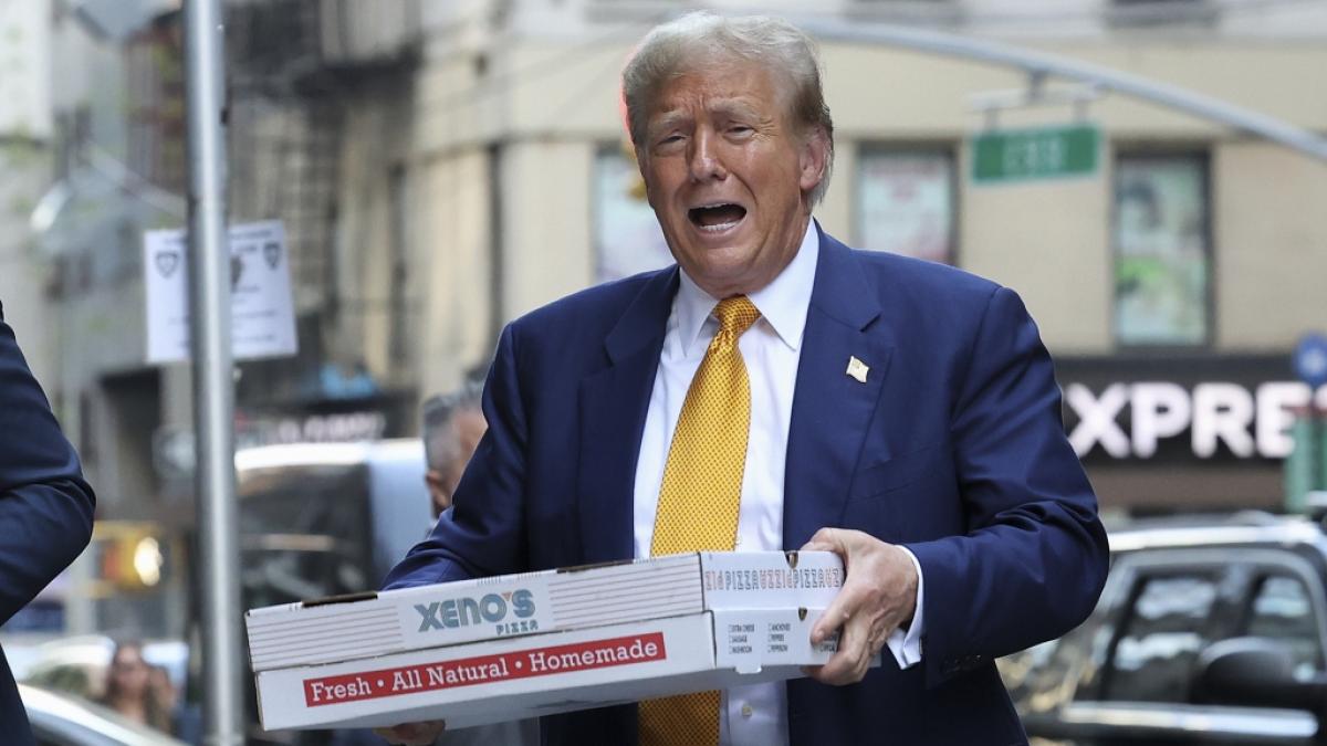 Donald Trump hatte Pizza f&uuml;r die Feuerwehrm&auml;nner und -Frauen dabei. (Foto)