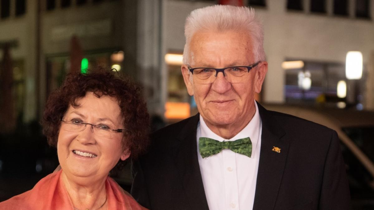 Winfried Kretschmann (B&uuml;ndnis 90/Die Gr&uuml;nen, r), Ministerpr&auml;sident von Baden-W&uuml;rttemberg, und seine Frau Gerlinde kommen zum Landespresseball Baden-W&uuml;rttemberg 2019. (Foto)