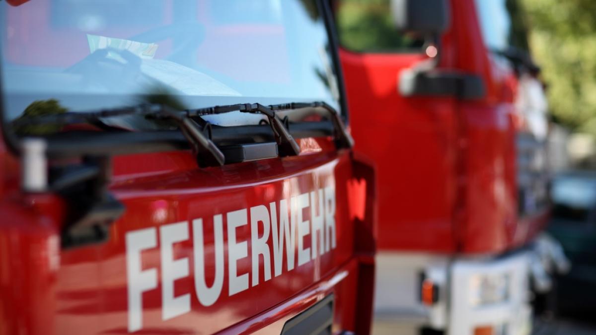 Fahrzeuge der Feuerwehr am Einsatzort (Symbolbild). (Foto)