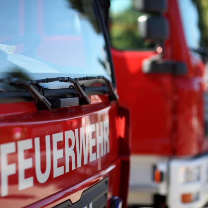 Fahrzeuge der Feuerwehr am Einsatzort (Symbolbild).