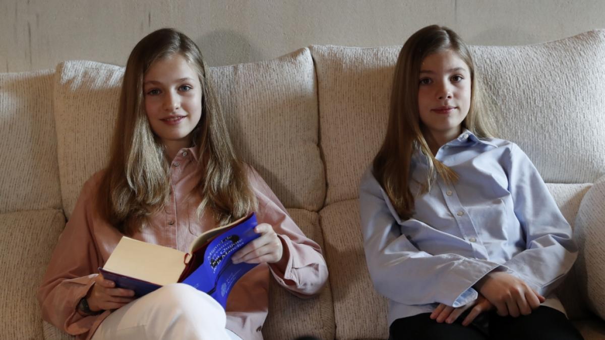 Spaniens Kronprinzessin Leonor (li.), hier mit ihrer j&uuml;ngeren Schwester Infantin Sofia, hat an der traditionsreichen &ouml;ffentlichen Marathonlesung des Quijote teilgenommen. (Foto)