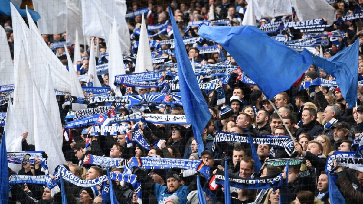 Mit den Schals in der Luft unterst&uuml;tzen die Fans den Hamburger SV. (Symbolbild) (Foto)