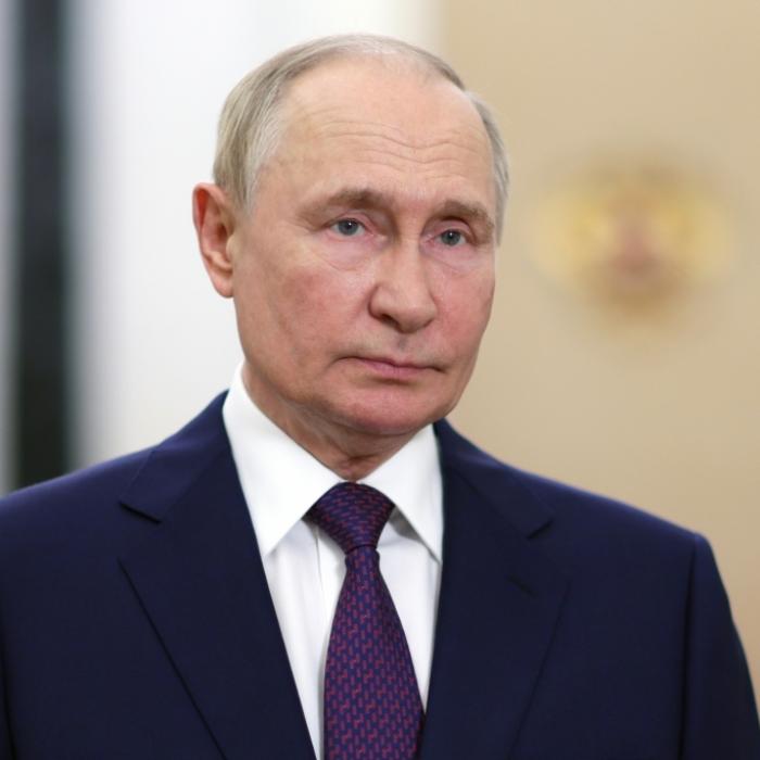 Betrunkene Putin-Soldaten an Bäumen gefesselt und von eigenen Offizieren geschlagen?
